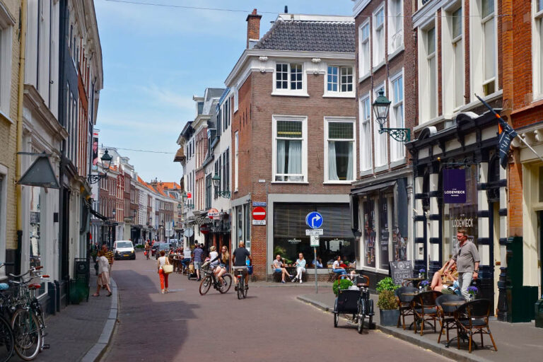 Straße in Den Haag, alte Häuser, Leute, Läden