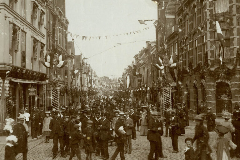 viele Leute auf einer Straße, Fahnen