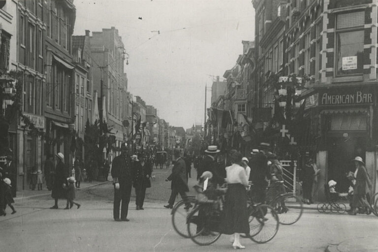 Fußgänger und Radfahrer an einer Kreuzung, historische Aufnahme