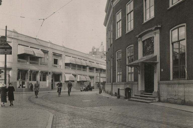 Den Haag, Radfahrer, Auto, Hauseingang, Schienen