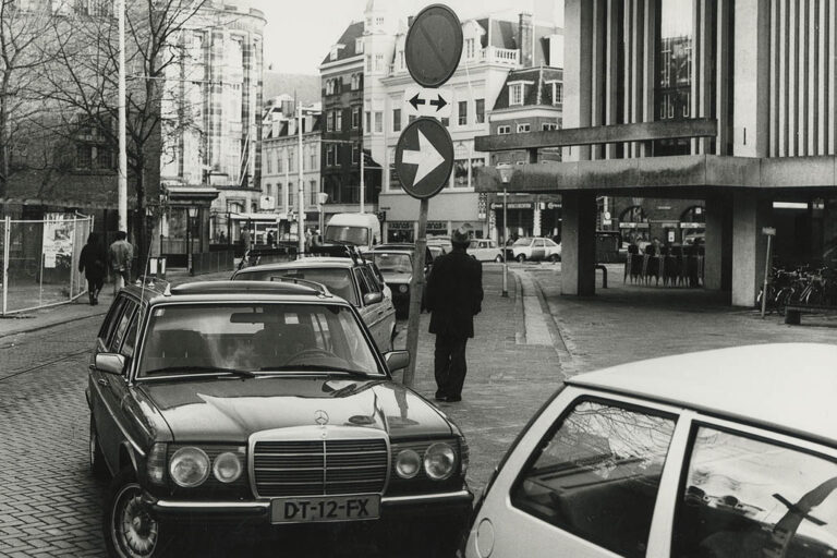 geparkte Autos, Verkehrsschild, Häuser