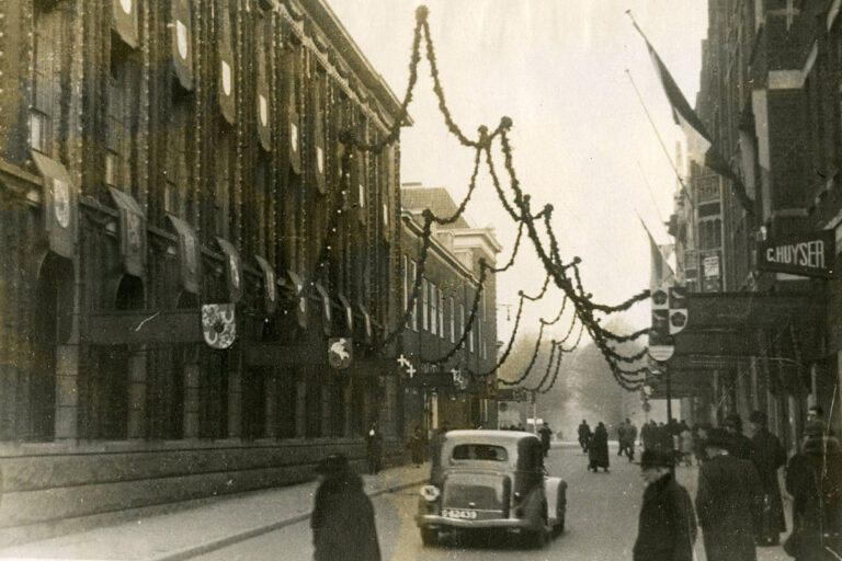 geschmückte Straße in Den Haag