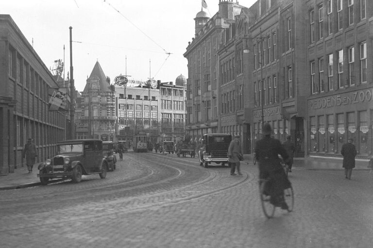 Straße in Den Haag, Autos, Radfahrer