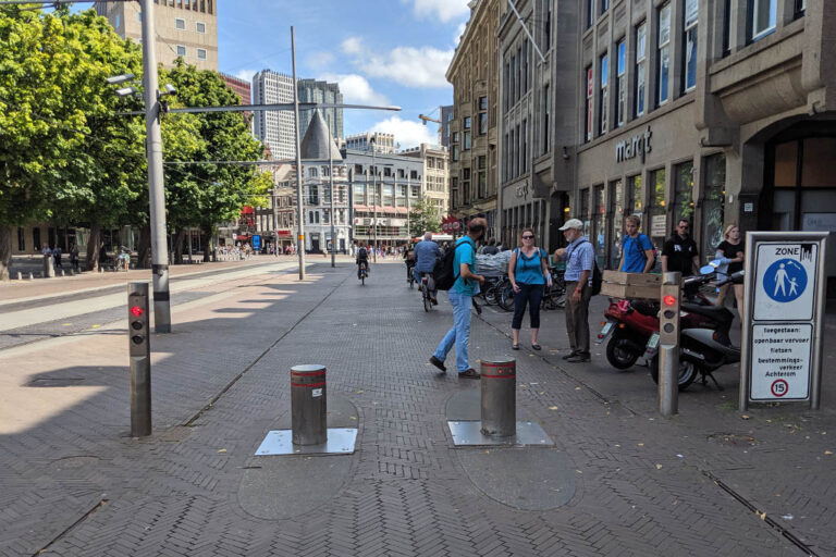 Straße mit Poller und Schienen