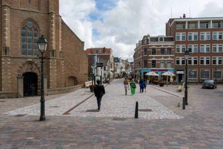 Leute auf einer Straße in Den Haag, Kirche, Einkaufsstraße