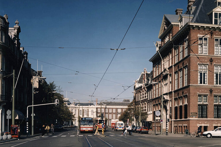 Straßenkreuzung in Den Haag, Leute gehen über einen Zebrastreifen, Oberleitungen