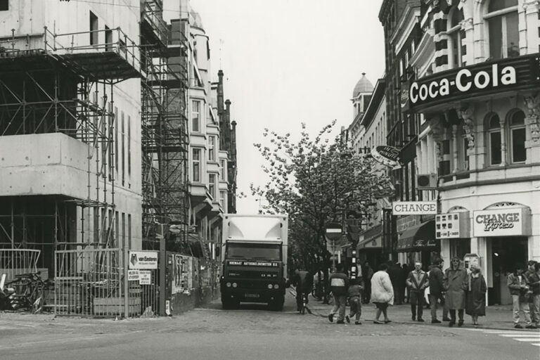 Straße, Lkw, Leute, Bäume