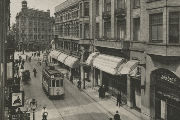 Straßenbahn fährt durch eine Straße in Den Haag