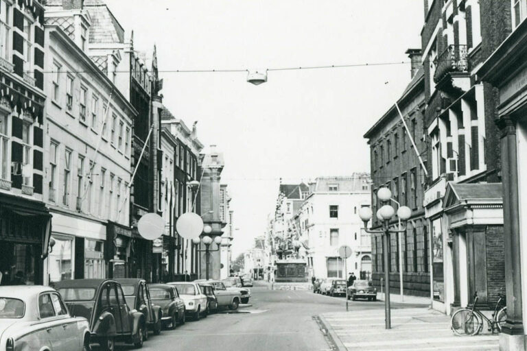 Straße mit geparkten Autos