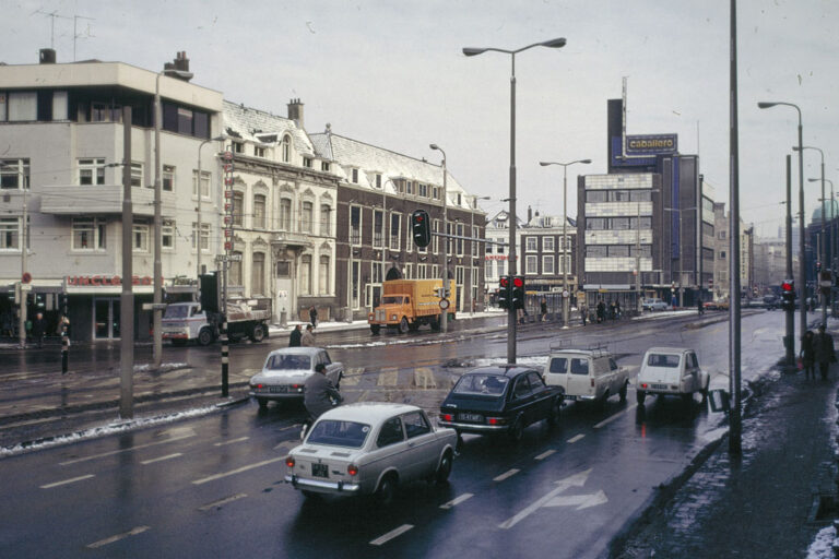 Straße in den Niederlanden im Winter, Autos, Laternen, Häuserzeile