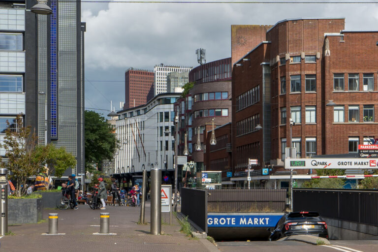 Zufahrt zu einer Parkgarage, Straße, Gebäude, Poller, Den Haag
