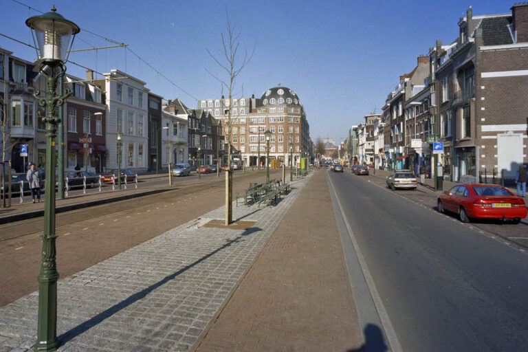 Straße in Den Haag, Laterne, Bäume, Autos, Schienen, Backsteingebäude