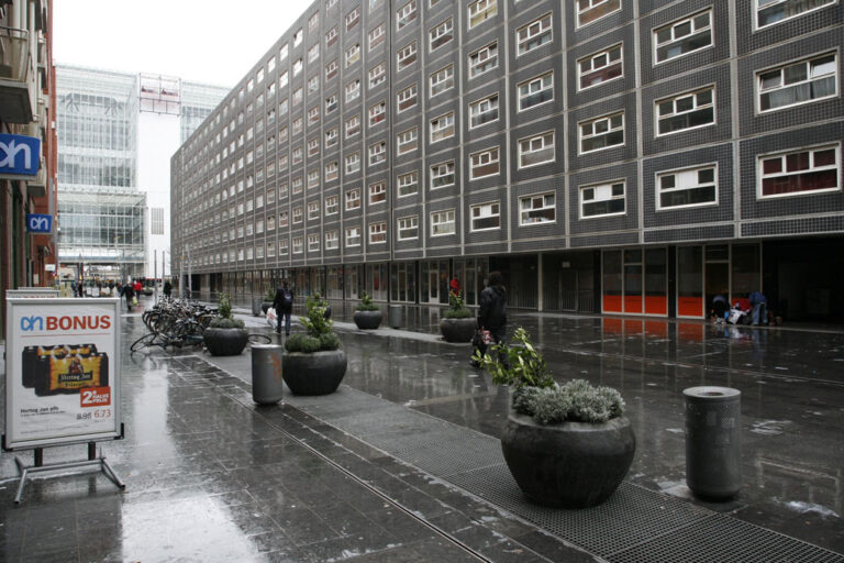 langes Gebäude in Den Haag, Pflanzentröge