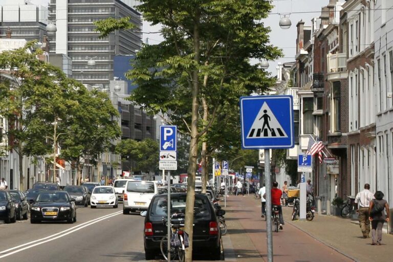 Straße in Utrecht, Autos, Radweg, Verkehrszeichen, Bäume