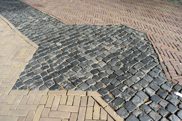 gepflasterte Fläche vor dem Dom von Utrecht