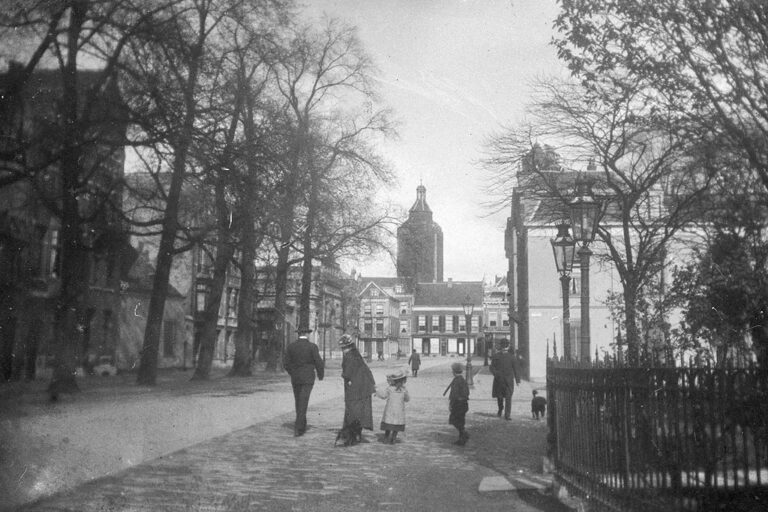altes Foto einer Straße, Leute, Bäume