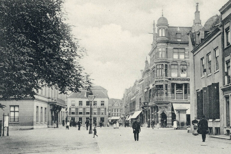 Utrecht, Häuser, Fußgänger, Baum, Laterne