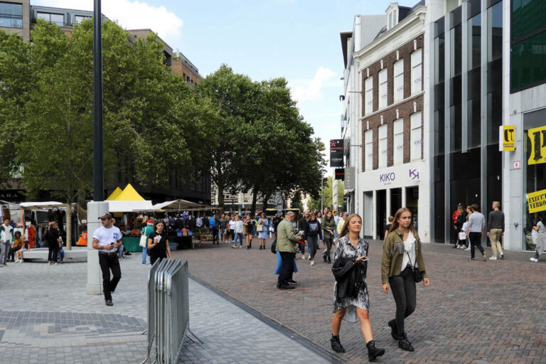 belebter Platz in Utrecht, Bäume