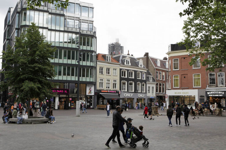 autofreier Platz in Utrecht, Personen mit Kinderwagen, Bäume