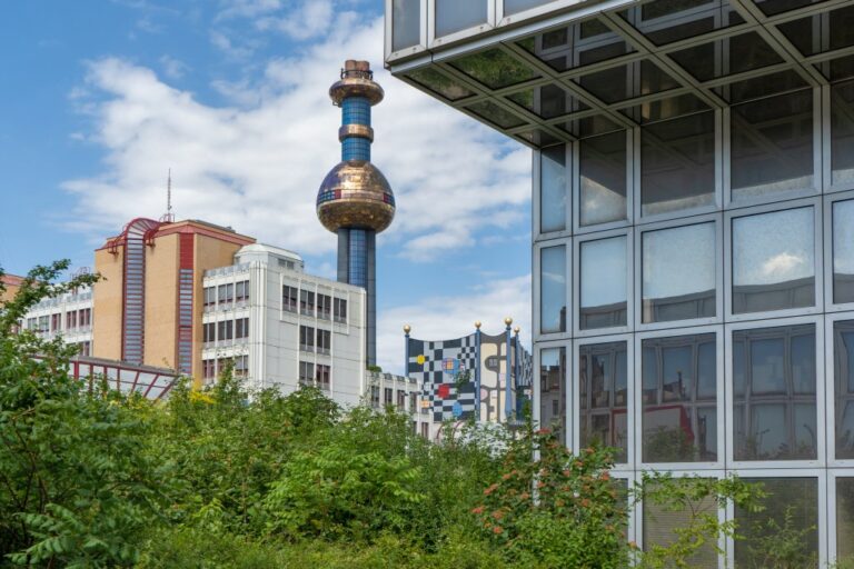 Gebäude in der Spittelau, Büsche