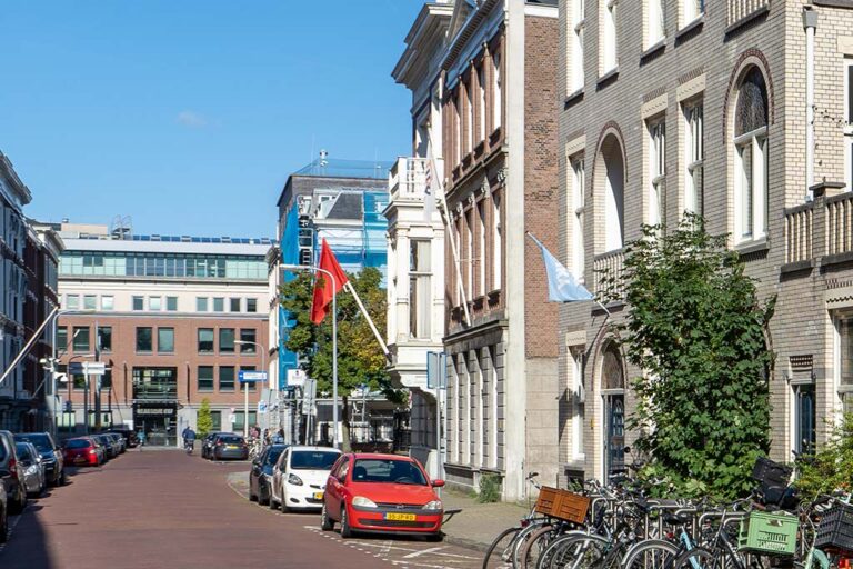 Straße in Den Haag, Autos, Häuser, Fahnen, Räder