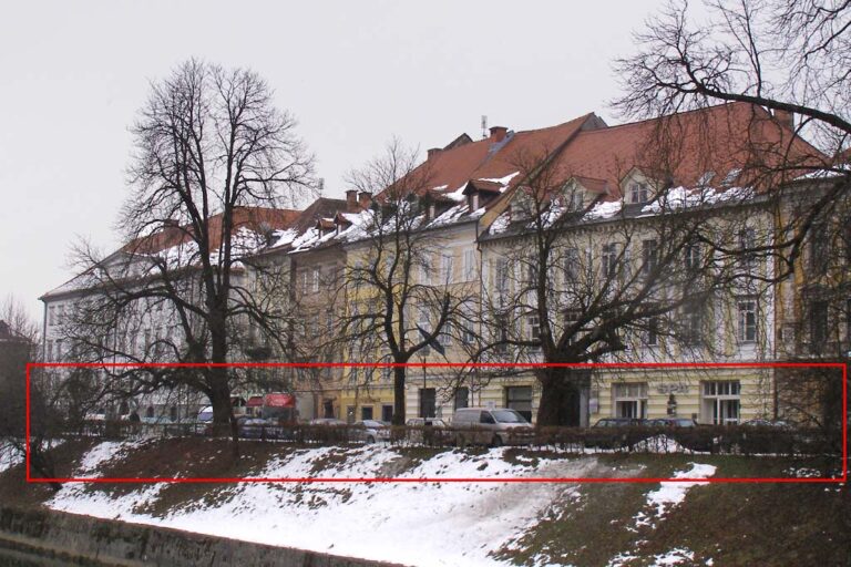 Häuserzeile an einem Flussbett im Winter