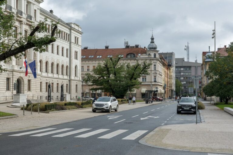 Straße zwischen einem alten Gerichtsgebäude und einem Park