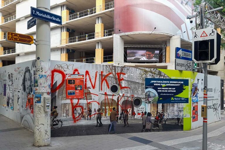 Rohbau mit Werbeplakat in der Mariahilfer Straße