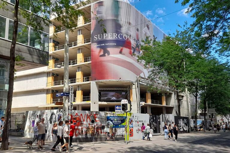 Rohbau mit Werbeplakat in der Mariahilfer Straße