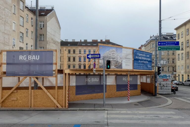 leeren Bauplatz, Plakate, Absperrungen und Schutzgerüste aus Holz