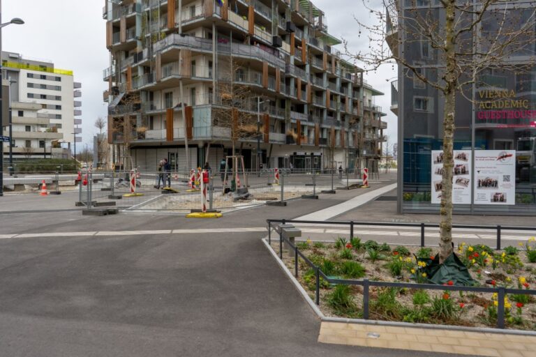 Bauarbeiten in der Fußgängerzone der Seestadt Aspern