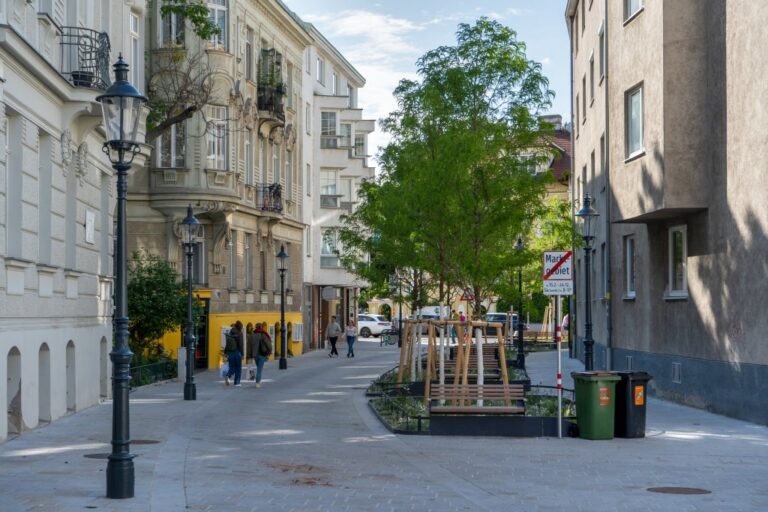 Gasse mit neuen Bäumen in Wien