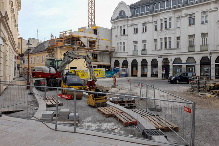 Platz wird umgebaut, Bagger, Bauzaun