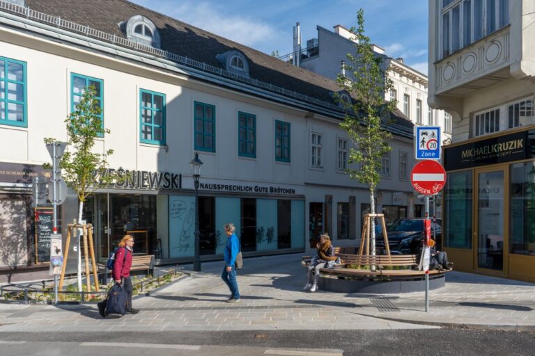 Begegnungszone in Hietzing, Leute, Bäume, Verkehrszeichen, alte Häuser, Bänke
