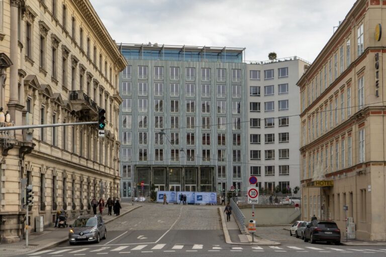 Bürogebäude der 1950er-Jahre zwischen Altbauten, Baustelle, JP Immobilien