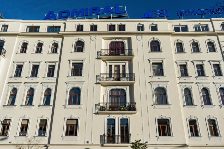 Fassade mit neu angebrachtem Dekor