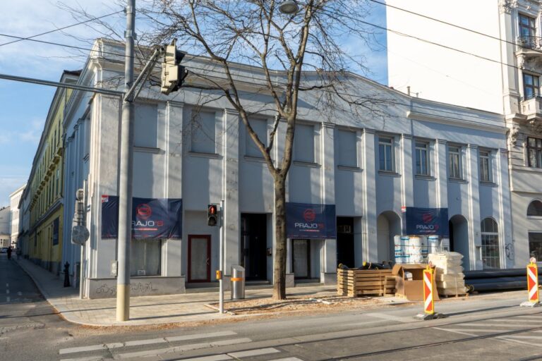 ehemaliges Kino mit Plakaten einer Abrissfirma
