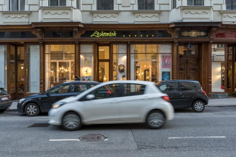Autos vor einem Schaufenster