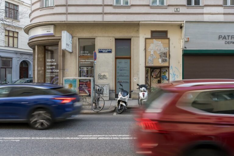Autos fahren durch die Gumpendorfer Straße