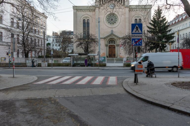 Kirche, Straße, Lieferwagen, Gehsteig, Zebrastreifen, Bäume