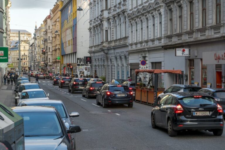 Autos in der Gumpendorfer Straße, Häuserzeile