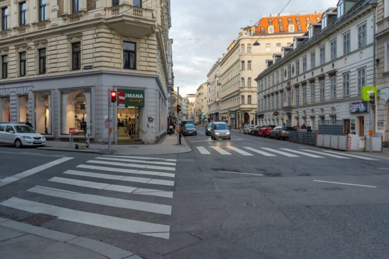 Straßenkreuzung in Mariahilf, Humana, Auto, Emmi's, Le Pho, Altbauten