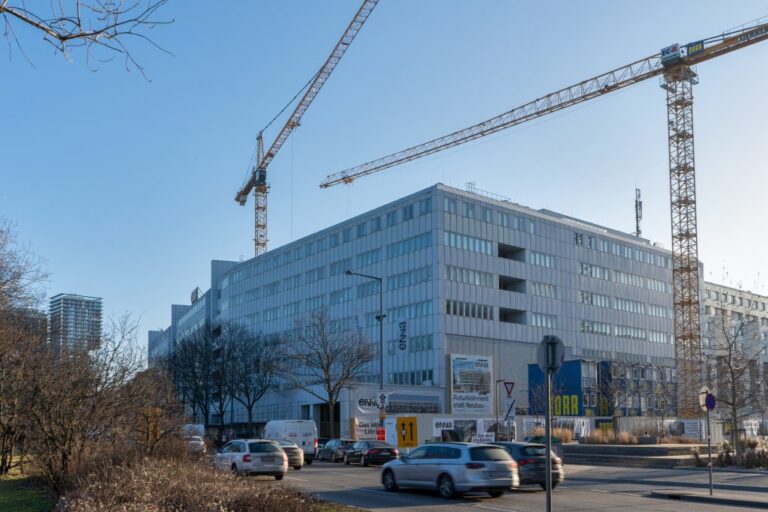 Erdberger Lände, Kräne, Gebäude, Autoverkehr, Bäume