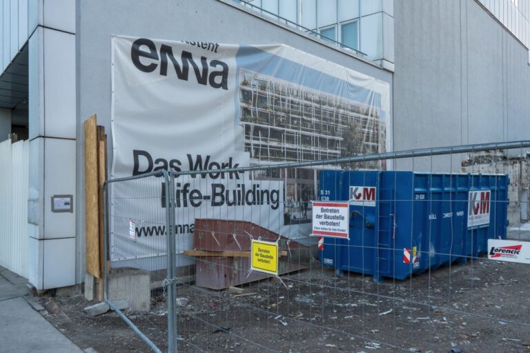 Plakat mit dem Rendering eines Gebäudes auf einer Baustelle, Bauzaun, Mulde