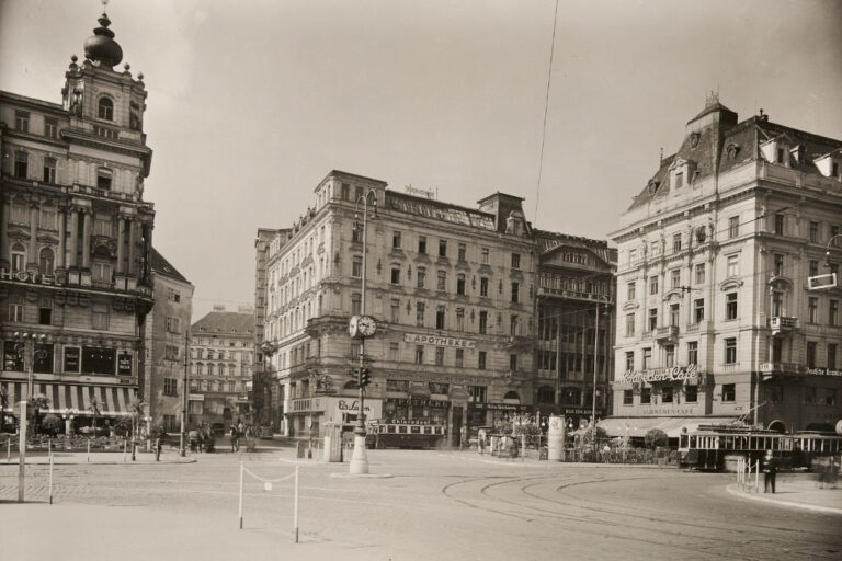 Franz-Josefs-Kai, Schwedenplatz, Häuser