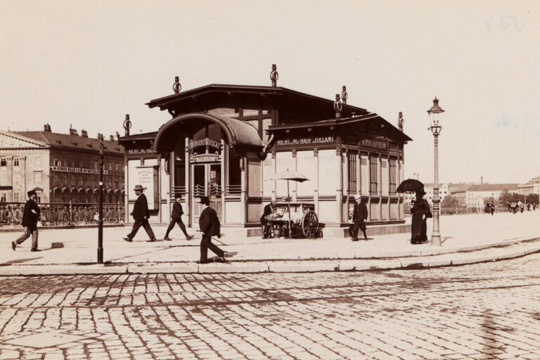 historische Aufnahme eines Stationsgebäudes in Wien