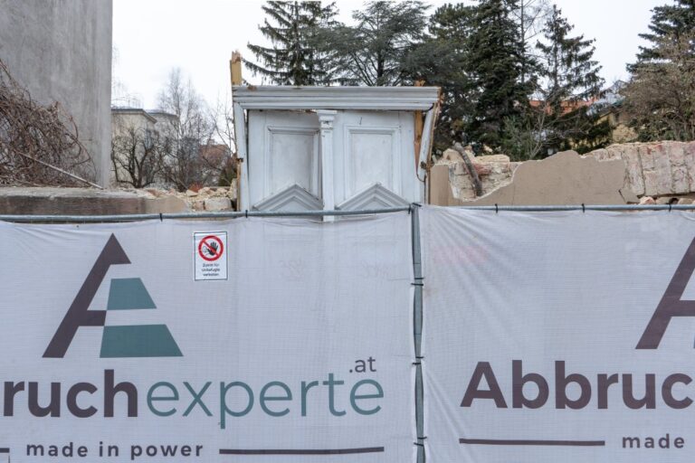 Tür und abgerissenes Haus, Plakat