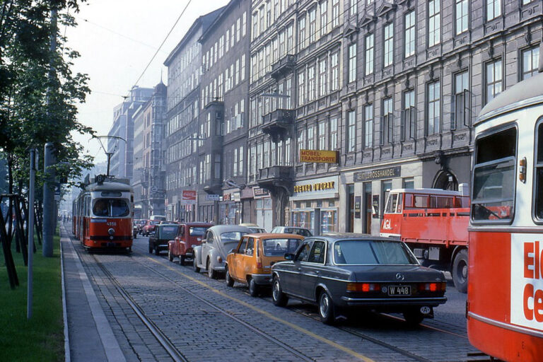 alte Aufnahme des Franz-Josefs-Kais, Straßenbahn, Autos, Häuserzeile, Bäume