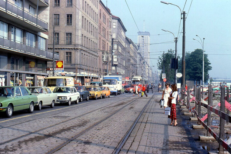 Franz-Josefs-Kai, Straßenbahn, Autos, Leute, Baustelle, Ringturm