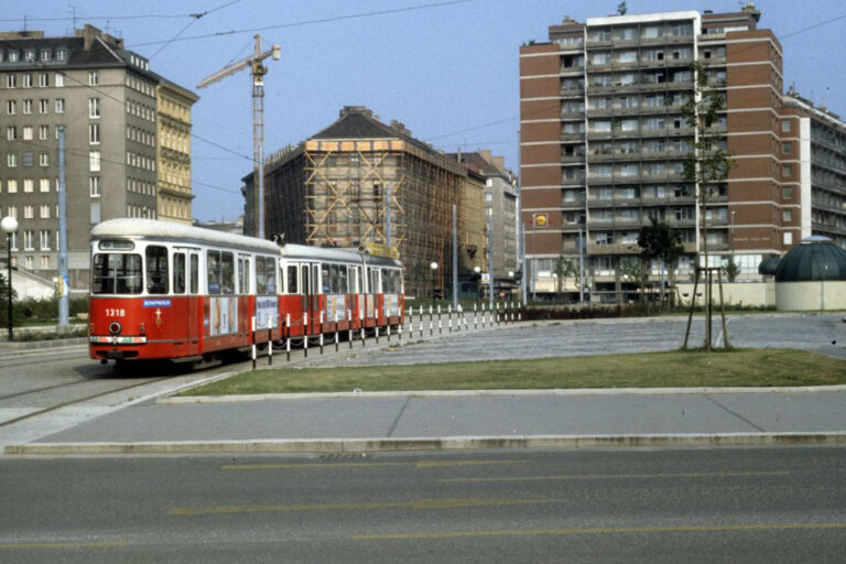 Straßenbahn fährt am Franz-Josefs-Kai in Richtung Leopold-Figl-Hof
